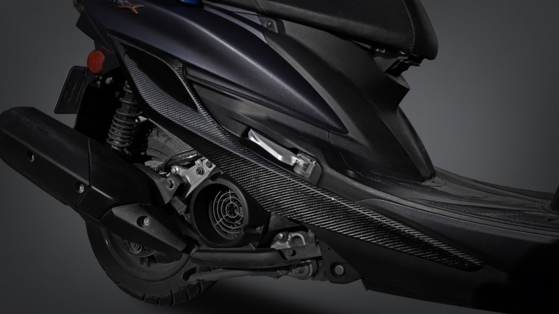 MOS カーボンサイドカバーモール【シグナスX/5型】 | KN企画 | スクーター・オートバイ・バイク 改造パーツ 輸入パーツの通信販売